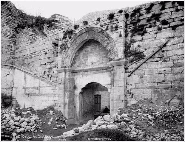 <p><strong><strong>Belgrad Kapı 1890</strong></strong></p>
<p>İbrahim Edhem Paşa, 1872 yılında, kıyafet kataloğunda yer alacak fotoğrafların çekimi için Pascal Sébah'ı görevlendirir.</p>