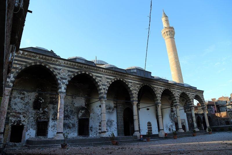 <p>Yapılan araştırmalara göre, yaklaşık 20 bin kişi de ilçeden göç etti. 9 gün süren operasyonlarda 2 polis şehit olurken, 13 polis de yaralandı. Operasyonlarda 31 terörist etkisiz hale getirildi.</p>
<p> </p>