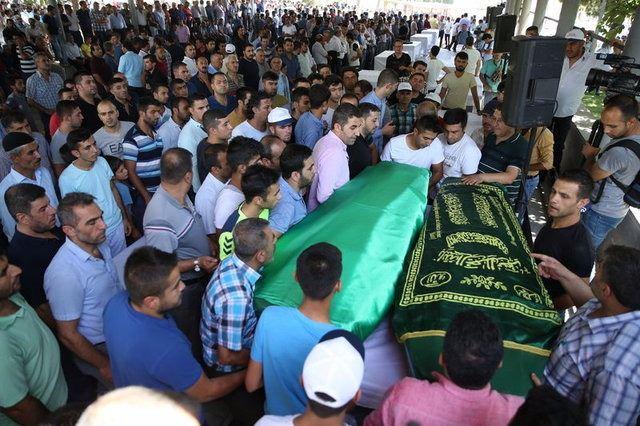 <p>44 kişinin isimleri şöyle: Şükran Akdoğan (17), Mehmet Nazım Akdoğan (13), Muhyettin Akdoğan (26), Bünyamin Akdoğan (11), Kamil Akdoğan (23), Hasan Akdoğan (11), Öbeyit Akdoğan (28), Saliha Akdoğan (21), Süheyla Yağız (32), Aliye Yağız (30), Muhammet Yağız (4), Ali Özcan (26), Doğan Özcan (22), Nergiz Özcan (10), Semanur Özer (14), Mürvet Ayhan (28), Kamile Ayhan (35), Şükran Ayhan (11), İsmail Alpaslan (14), Muhammed Alpaslan (11), Ahmet Urtekin (22), Sinan Urtekin (14), Mehmet Urtekin (14), İbrahim Urtekin (16), </p>

<p> </p>
