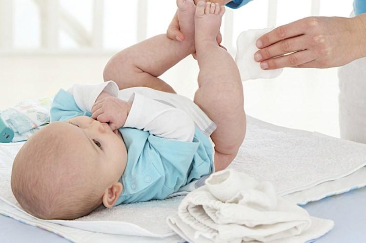 <p>Yapılan birçok çalışma, ıslak mendillerin içerisindeki <strong>kimyasal maddelerin</strong> cilt üzerinde<strong> alerjiyi </strong>arttırdığını ortaya koyuyor. Bahsettiğimiz bu durum bebeklerin cildinde ve ebeveynlerde birçok kez görüldü.</p>
