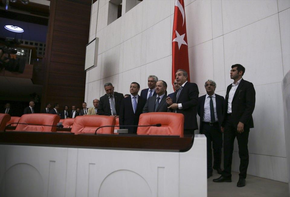 <p>Görüşmenin ardından, Barzani, Mehdi Eker eşliğinde, FETÖ'nün 15 Temmuz'daki darbe girişiminde Meclis'in hasar gören bölümlerini gezdi. Barzani daha sonra Meclis'ten ayrıldı.</p>
<p> </p>