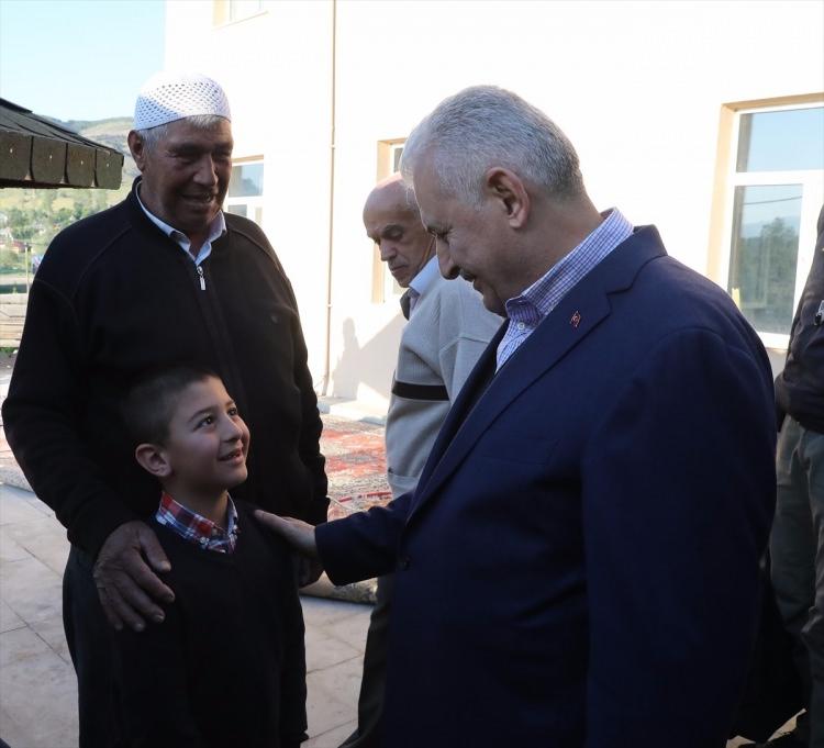 <p>Yolda rastladığı köylülerle bayramlaşan Yıldırım, vatandaşların taleplerini de dinledi.</p>
