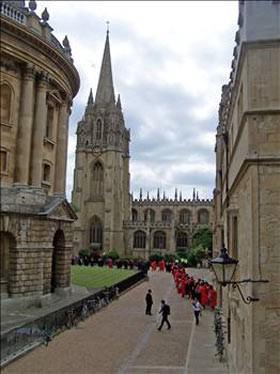 <p>Dünyanın en iyi 15 üniversitesi İngiltere'de ve ABD'de. Bunlar arasında Cambridge, Oxford, College London, Imperial College London Üniversiteleri var.</p>