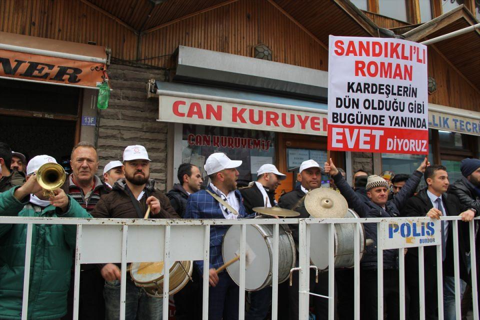 <p>Erdoğan'ı burada Belediye Başkanı Burhanettin Çoban karşılarken, basına kapalı gerçekleşen ziyaret yaklaşık 45 dakika sürdü. Erdoğan'a Enerji ve Tabii Kaynaklar Bakanı Berat Albayrak, Orman ve Su İşleri Bakanı Veysel Eroğlu ve milletvekilleri eşlik etti.</p>

<p> </p>
