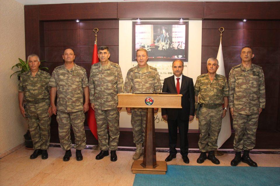 <p>kar ve beraberindeki Kara Kuvvetleri Komutanı Orgeneral Salih Zeki Çolak (Sol 3), 2 Ordu Komutanı Orgeneral İsmail Metin Temel (Sol 2), Van Jandarma Asayiş Kolordu Komutanı Korgeneral Arif Çetin (Sağ 2), 23. Jandarma Sınır Tümen Komutanı Veli Tarakçı (Solda) ve Şırnak Valisi Mehmet Aktaş (Sağ 3) hatıra fotoğrafı çektirdi.</p>