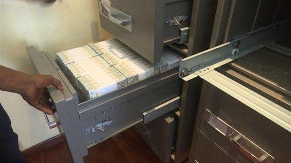 <p>Evde çelik kasalarda saklanmış bir şekilde 43 milyon dolar, 27 milyon Pound ve 23.2 milyon Nijerya parası nakit halde bulundu</p>
<p> </p>