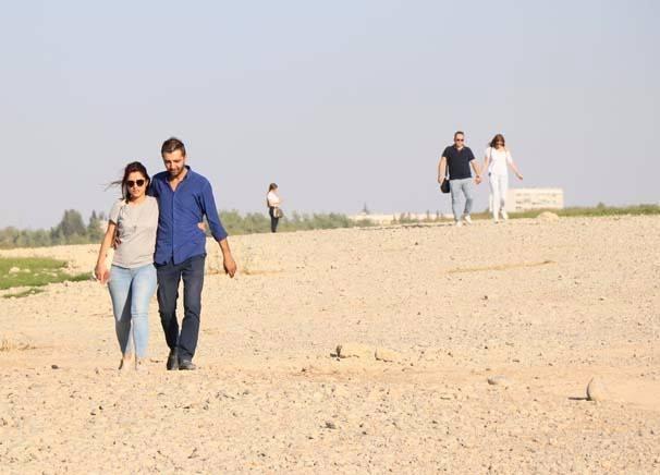 <p>Normal zamanlarda göl içerisinde su olduğundan adaya gidebilmek için vatandaşlar sandal kiralıyor ve sandalla da gitmek kolay olmuyor. </p>
<p> </p>