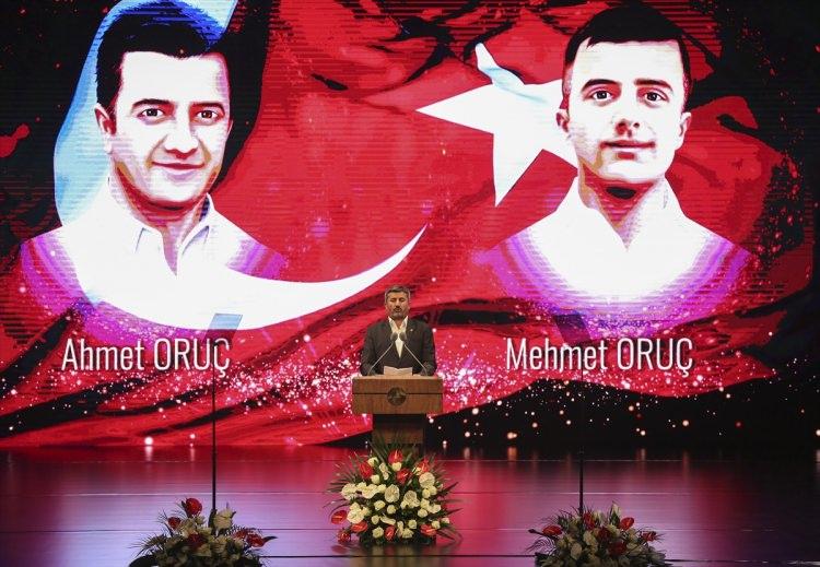 <p>15 Temmuz darbe girişimi sırasında Özel Harekât Merkezi'nde görevliyken şehit olan polis memuru Mehmet Oruç ile ikizi Ahmet Oruç'un babası Ali Oruç'un törende yaptığı konuşmada yazdığı şiiri okuması, Cumhurbaşkanı Recep Tayyip'i ve salonda bulunanları duygulandırdı.</p>