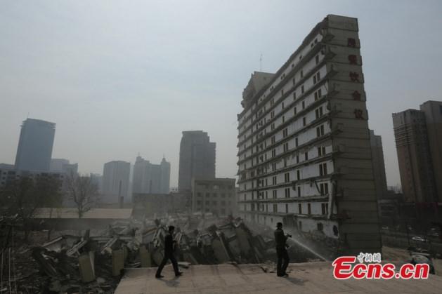 Kontroll&uuml; patlamayla bir apartmanın diklemesine olarak sadece bir yarısı yerle bir edilirken, binanın diğer yarısı tamamen sağlam olarak ayakta kaldı. 