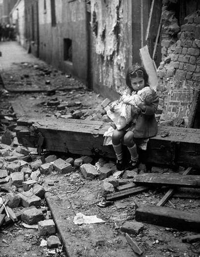 <p>Londra’da, bombaların isabet ettiği evinin önünde oturan kız çocuğu, 1940</p>
