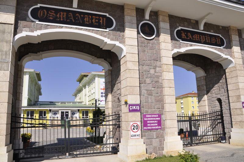 <p>Afyonkarahisar'da, Fetullahçı Terör Örgütünün (FETÖ) darbe girişiminin ardından başlatılan soruşturma kapsamında 39 okul ve yurt kapatıldı, 13 kişi gözaltına alındı. </p>