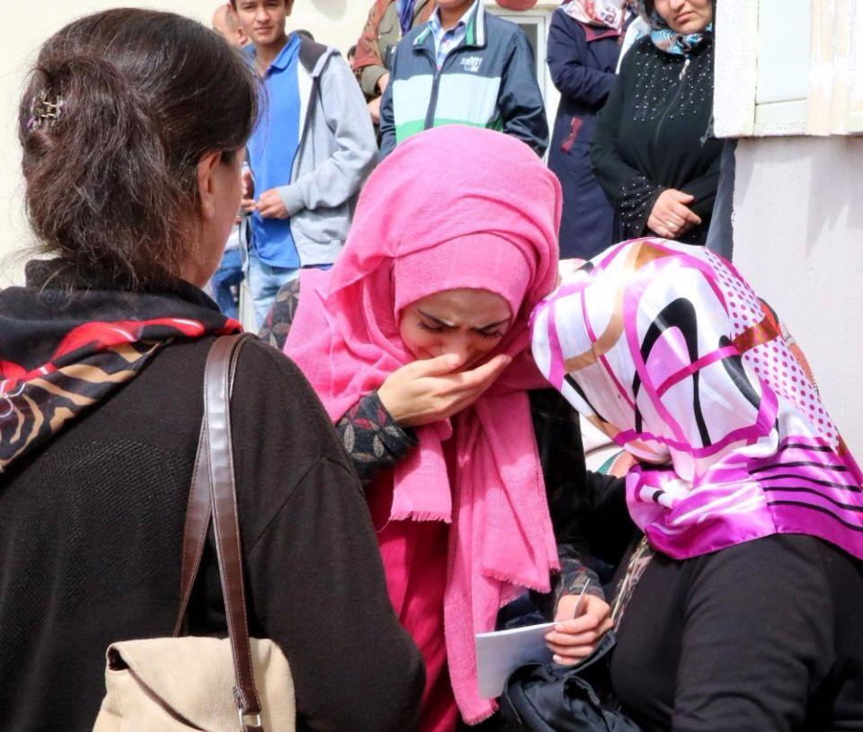 <p>Bir kız öğrenci ise yanlış sınav belgesi getirdiği için sınava giremedi ve gözyaşlarına boğuldu. </p>