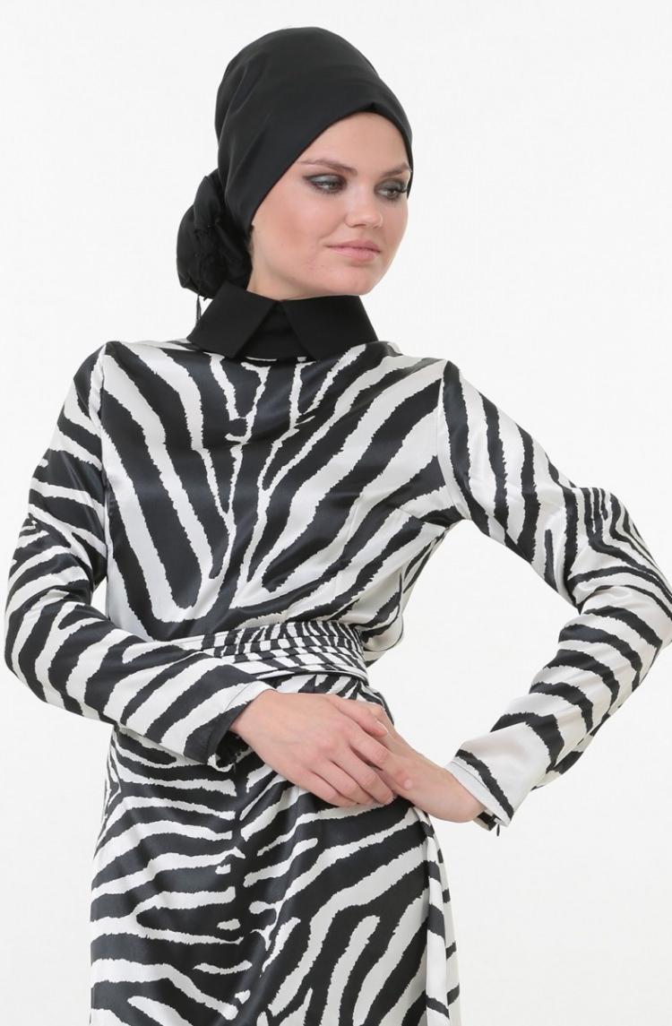 <p>Siyah- beyaz çizgileriyle dikkatleri üzerine çeken <strong>zebra modeller</strong>, genç tesettürlü kadınların gözdesinde!</p>
