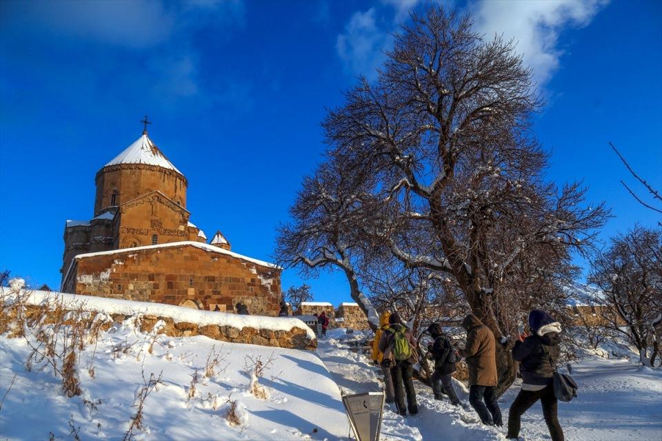 <p>Bölgeyi görmek için tur düzenleyen fotoğrafçılar, Akdamar Adası'nı görüntülemeden kentten ayrılmıyor. </p>

<p> </p>
