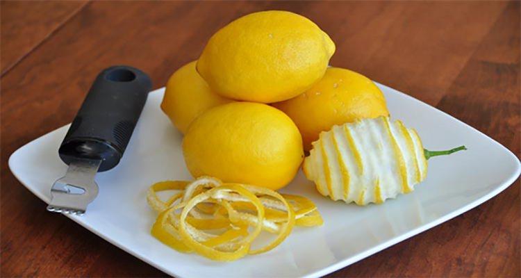 <p><strong>3. Limon </strong></p>

<p>Limon cilt beyazlatma da ve yaşlılık lekelerinden, akne etkilerinden kurtulmaya yardımcı olur. Limon cilt tonunu açtığı için tonik olarak uygulanabilir.</p>
