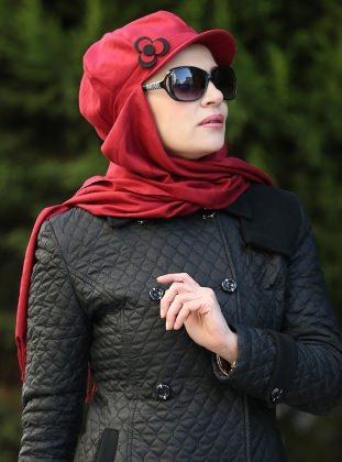 <p><strong>Daha çok sportif bir görünüm veren şapka şal modelleri...</strong></p>
