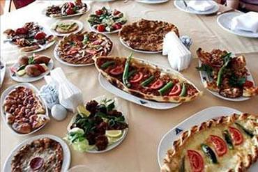 <p>Türkler, zamanlarını yemek yemekle geçiren ülkeler sıralamasında birinci sırada! Türk insanı, gününün 162 dakikasını yeme içmeyle geçiriyor.</p>
