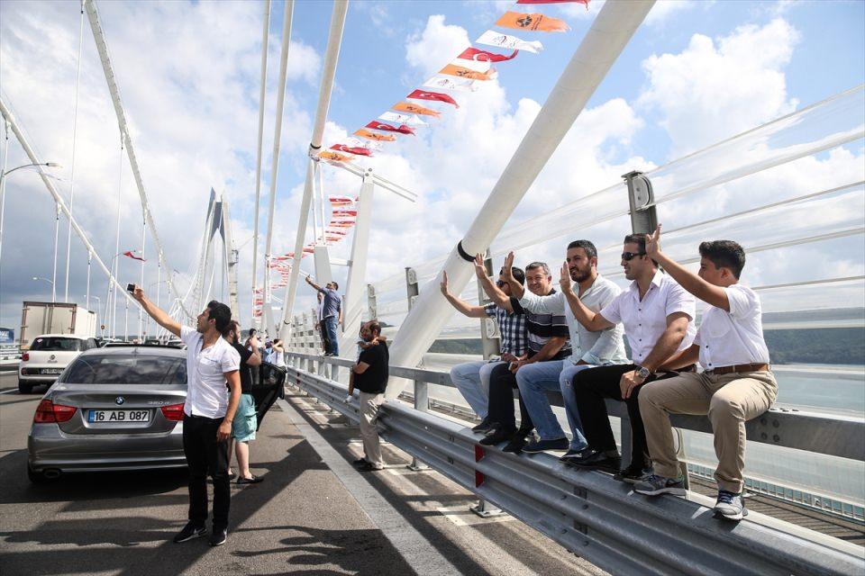 <p>Hatıra fotoğrafı çektirmek için araçlarından inen vatandaşlar trafik yoğunluğuna neden oldu.</p>

<p> </p>
