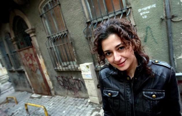 <p>Devrim bekledi Gazeteci yazar Ece Temelkuran da olaylar süresince attığı tweetlerle bir kesime hitap etti. Temelkuran bu dönemde, özellikle yaptığı yayınların taraflılığı ve amacıyla tepki çeken İngiliz devlet televizyonu BBC'nin internet sitesinde yazdığı 'Türkiye'de devrim mi oluyor?' yazısı ile dikkatleri üzerine çekti. Temelkuran da retweet ettiği yanlış bilgileri de takipçilerine duyurdu. Retweetleri arasında devrim beklentisi yüksek olan tweetler de vardı.</p>