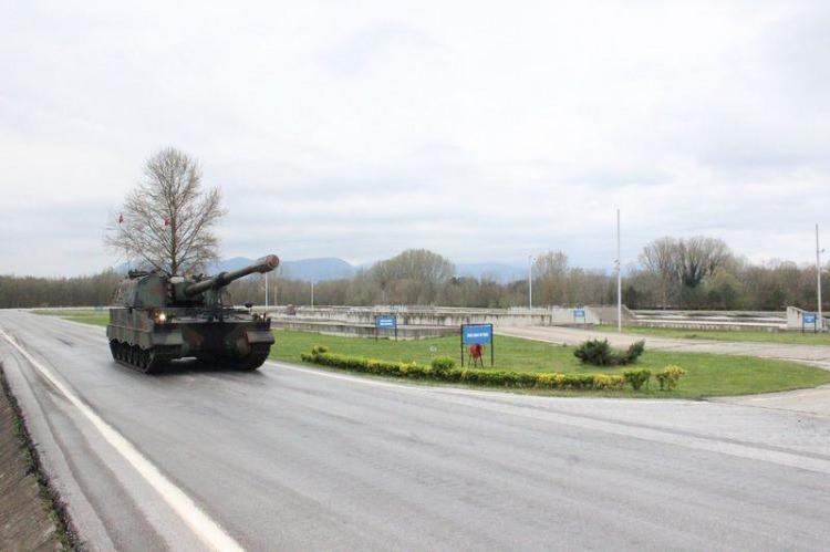 <p>Yaklaşık 360 kilometre hareket sığasına sahip olan Poyraz, gerektiği durumlarda ise sis salarak kendisini kamufle ediyor.</p>
