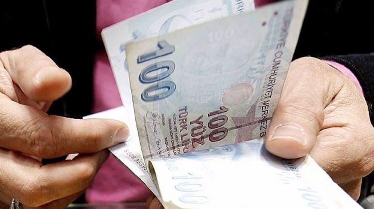 <p><span style="color:#D3D3D3">Trafiğe giren ve kaza yapanların tavan sigorta fiyatı ise ertesi yıl bin 219 lira değil 877 lira düzeyine kadar iniyor.</span></p>
