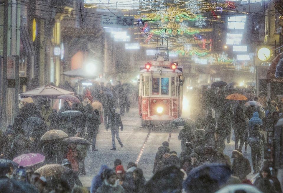 <p>Türkiye Güzellikleri dalında birinciliği Milliyet Gazetesi'nden Ozan Güzelce, İstiklal Caddesi'nde kar yağışı fotoğrafıyla elde etti.</p>