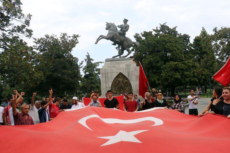 <p><strong>Samsun'da kadınlar askerlik şubesine başvurdu</strong><br />
Samsun'da terör olaylarını protesto eden bir grup kadın, askere alınmaları için askerlik şubesine başvurdu.<br />
Atatürk Anıtı önünde toplanan Türkçülük ve Turancılık Derneği üyeleri, Türk bayrağı açarak, "Şehitler ölmez vatan bölünmez", "Kahrolsun PKK" şeklinde slogan attı.<br />
</p>