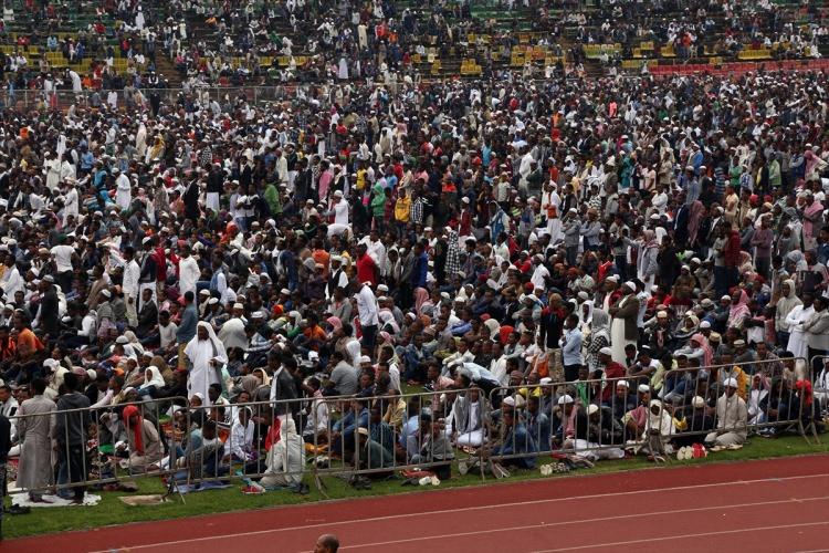 <p>Etiyopya'nın başkenti Addis Ababa'da yaşayan on binlerce Müslüman, bayram namazı için toplandıkları stadyum ve çevresinde birlikte saf tuttu. </p>

<p> </p>
