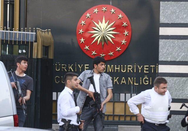 <p><strong>10 TONLUK BOMBAYA DAYANIKLI</strong></p>

<p>Beştepe’deki Cumhurbaşkanlığı Külliyesi’nde kurulacak Harekât Merkezi, Eskişehir Yolu üzerinde bulunan Başbakanlık Afet ve Acil Durum Yönetimi Başkanlığı (AFAD) içindeki tümülüs şeklindeki harekat merkezi örnek alınarak düzenlenecek. </p>
