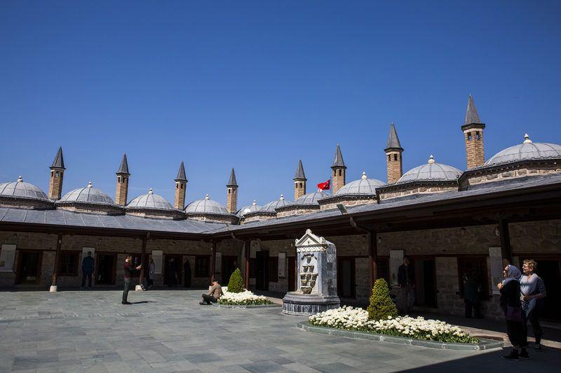<p>"Kentte bir başka huzur iklimi yaşanıyor"</p>

<p>Konya Büyükşehir Belediye Başkanı Tahir Akyürek, AA muhabirine yaptığı açıklamada, üç aylarla birlikte Konya'da bir başka huzur iklimi yaşandığını, 7'den 70'e herkesi mübarek ayların ve Ramazan'ın yaklaşmasının heyecanı ve coşkusunun sardığını söyledi.</p>
