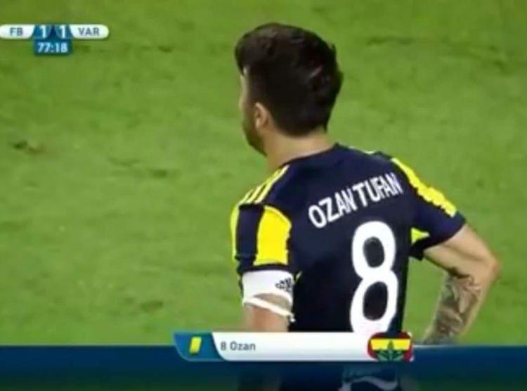 <p>Fenerbahçe, UEFA Avrupa Ligi'ne şok Vardar yenilgisiyle veda erken, maç içinde de taraftarın takıma tepkis vardı. Ozan Tufan ise bu tepkileri en çok çeken isim oldu.</p>
