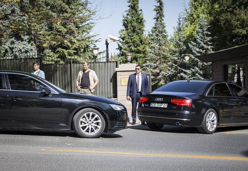 <p>Başbakan Binali Yıldırım, CHP Genel Başkanı Kemal Kılıçdaroğlu ve MHP Genel Başkanı Devlet Bahçeli ile bir araya geldi.</p>

<p> </p>
