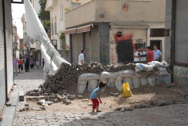<div>Diyarbakır'ın Sur ilçesinde teröristlerin polisin görüş mesafesini kısıtlamak için kullandıkları çarşaf da ortaya çıktı.</div>
<div> </div>