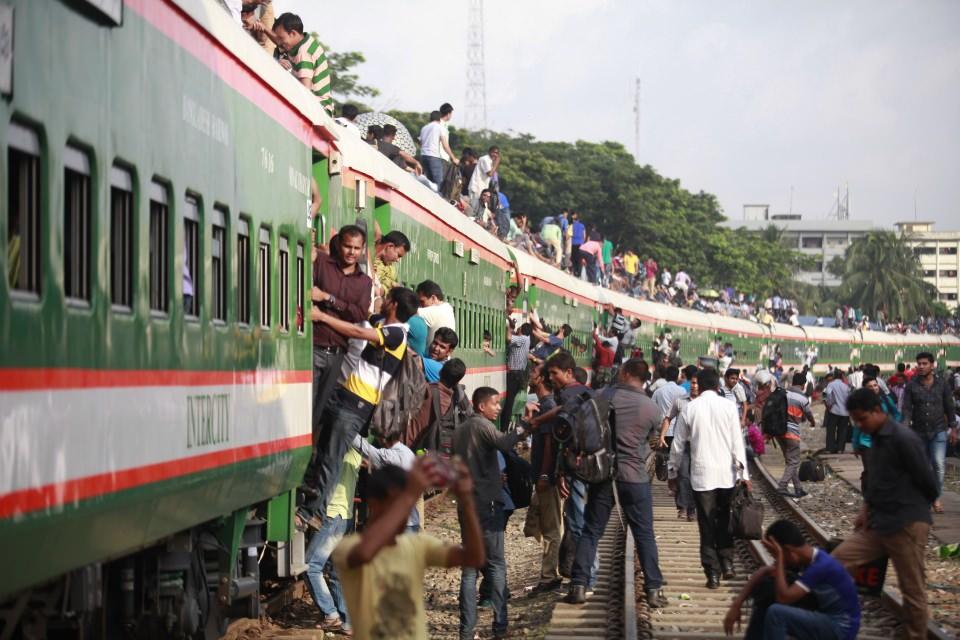 <p>Dakka'daki istasyondan kalkan trenlerin sadece i&ccedil;i değil, dışı ve &ccedil;atısı da binlerce yolcu ile doldu.&nbsp;</p>
