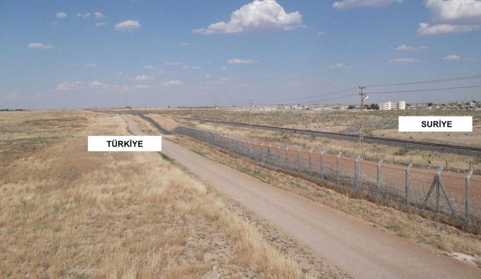 <p>Hudut hattında Kara Kuvvetleri Komutanlığı’na (KKK) ait 4 hudut alayı ve bu alaylara bağlı 12 tabur, 37 bölük ve 139 karakol görev yapıyor. Halen KKK hudut personelinin yüzde 30’u Suriye sınırında konuşlu bulunuyor.</p>
