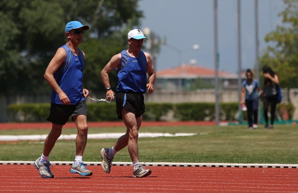 <p>5 kıtada 5 maratonu bitirmiş oldum. Dağlardan Ağrı'ya 2002'de çıkmıştım Asya etabı olarak. Sonra yanımda ODTÜ Dağcılık ve Kış Sporları Antrenörü Nevzat Öntaş ile birlikte 2008 yılında Kilimanjaro'ya tırmandım. Ardından 2010 yılında Mont Blanc, 2014 yılında Colorado-Sherman'a çıktım. Bu sene de Avustralya Kosciuszko tırmanışını da yaptım. 15 yılık bir zaman dilimi içinde bu projeyi gerçekleştirdim. Bunun mutluluğunu ve gururunu yaşıyorum."</p>