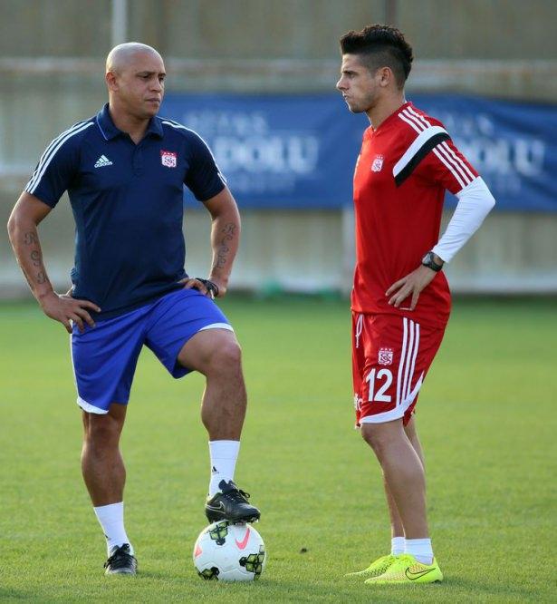 <p>Ancak Beşiktaş yönetiminin, Sivasspor'la olan iyi ilişkiler nedeniyle bu düşüncesini Ocak ayında resmiyete dökeceği ve Başkan Fikret Orman'ın da devre arasında çok iyi anlaştığı Sivasspor Başkanı Mecnun Otyakmaz'ın kapısını çalmayı düşündüğü belirtildi. (Fotomaç)</p>
