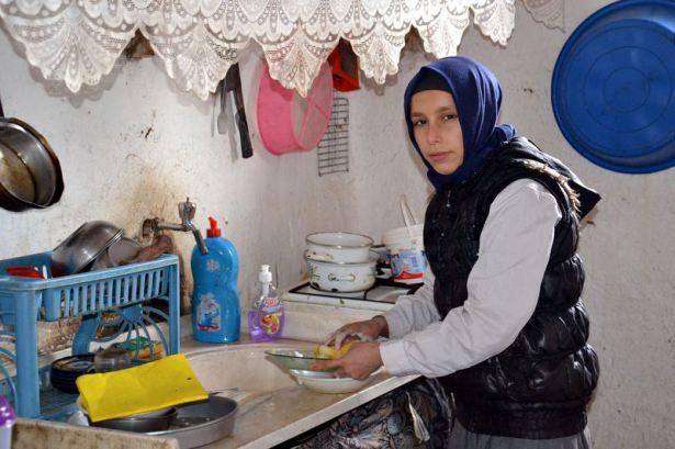 <p>Almus'a bağlı Ormandibi k&ouml;y&uuml;nde tek katlı ahşap evde, solunum yetmezliği hastası babası R&uuml;stem (55), işsiz amcası Cengiz (41), kardeşleri Havva (17), Mahmut (14), Pınar (10), Yağmur (8) ve Muhammet (4) ile yaşayan 15 yaşındaki Kadriye Bolat (15), annesi Hanife Bolat'ın (42) ge&ccedil;en yıl kalp krizi sonucu yaşamını yitirmesinin ardından kendinden k&uuml;&ccedil;&uuml;k 4 kardeşinin g&uuml;nl&uuml;k ihtiya&ccedil;larıyla ilgileniyor.</p>
