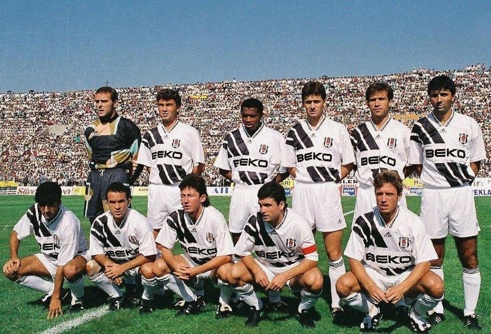 <p><strong>Beşiktaş (1993-1994)</strong></p>

<p>1993-1994 sezonunda Türkiye 1.Ligi’nde 4.olan, Türkiye Kupası’nı ise çift maçlı final serisinde Galatasaray’a 0-0 ve 3-2 biten maçlar sonunda üstünlük sağlayarak müzesine götüren Beşiktaş. Sezona Gordon Milne yönetiminde başlayıp daha sonra Christoph Daum ile anlaşan siyah-beyazlı ekip, Kupa Galipleri Kupası’nda ilk turda Kosice’yi eledikten sonra 2.turda Ajax’a elendi.</p>

<p>Soldan sağa</p>

<p>Ayaktakiler: Şener Kurtulmuş, Gökhan Keskin, Fani Madida, Ali Günçar, Feyyaz Uçar, Ulvi Güveneroğlu.</p>

<p>Oturanlar: Oktay Derelioğlu, Mehmet Özdilek, Sergen Yalçın, Rıza Çalımbay, Mutlu Topçu.</p>
