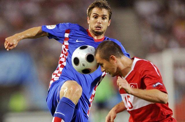 <p>2002 Dünya Kupası ve EURO 2008'de milli formayı giyme tecrübesi yaşayan Emre Aşık, şu an Türkiye U21 Takımı'nda yardımcı anternörlük yapıyor.</p>
<p> </p>