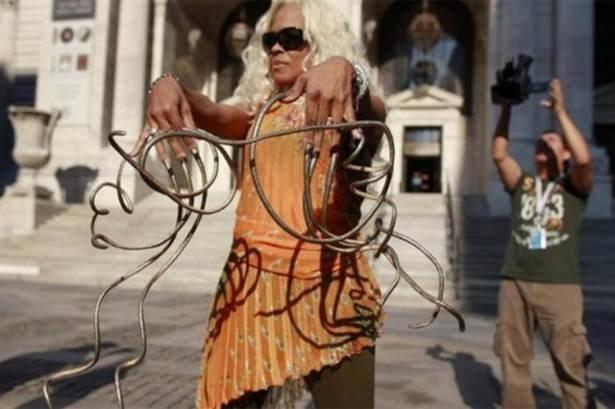 <p>ABD'nin Las Vegas kentinde yaşayan Chris Walton, 18 yıldır kesmediği tırnaklarıyla Guinness Rekorlar Kitabı'nın 2012 baskısında yerini aldı. Daily News'de yer alana habere göre, tırnaklarının toplam uzunluğu yaklaşık 6 metre olan Walton, uzun tırnaklarını besleyici herhangi bir diet uygulamadığını, işin sırrının ''şeker ve sabır'' olduğunu söyledi.</p>

<p> </p>
