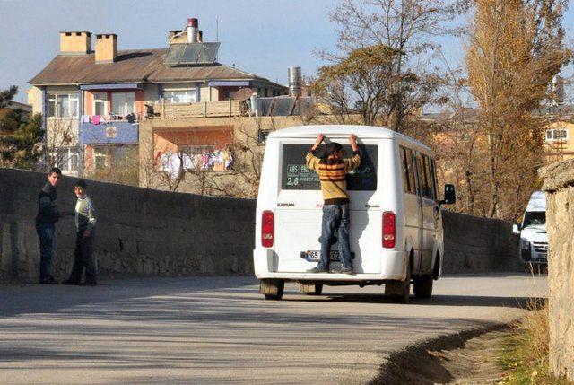 <p>Minibüsün arkasına asılarak yolculuk yapan çocuklar tehlikeye aldırmadan kaçak olarak sürdürdükleri yolculuklarına devam ediyorlar</p>
<p> </p>
<ul>
</ul>
<ul>
</ul>