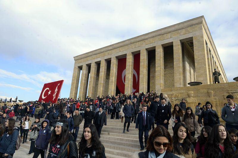 <p>Türkiye Cumhuriyeti'nin kurucusu Büyük Önder Mustafa Kemal Atatürk'ün, ebediyete intikalinin 77. yılı nedeniyle çok sayıda vatandaş Anıtkabir'e geldi. </p>
