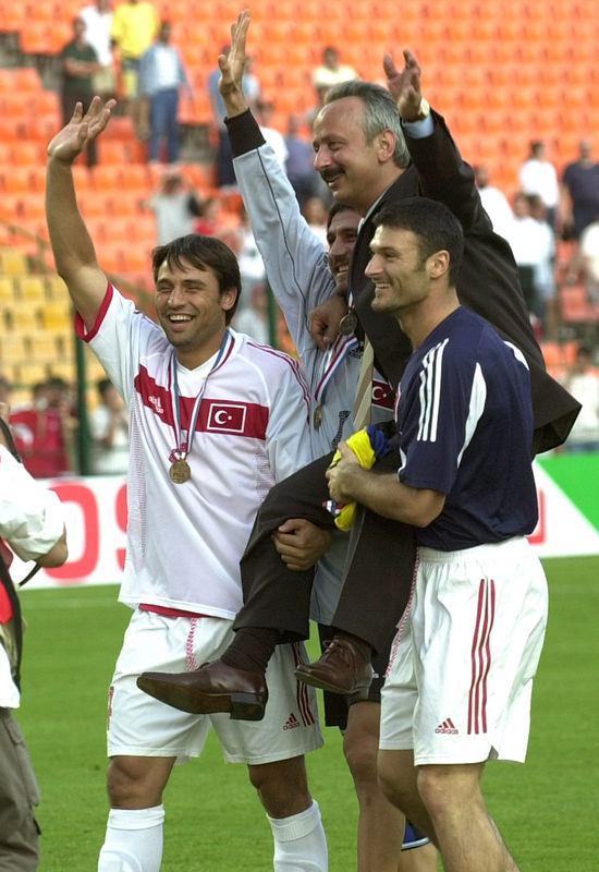 <p>TFF Başkanı Haluk Ulusoy omuzlarda: 2002 Dünya Kupası</p>
