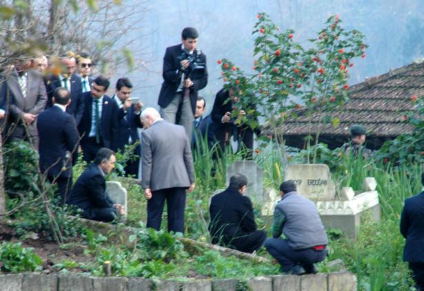 <div>Rize'de bulunan Başbakan Davutoğlu, Cumhurbaşkanı Erdoğan'ın köyüne giderek dedesi ve abisinin mezarını ziyaret etti.</div>

<div> </div>
