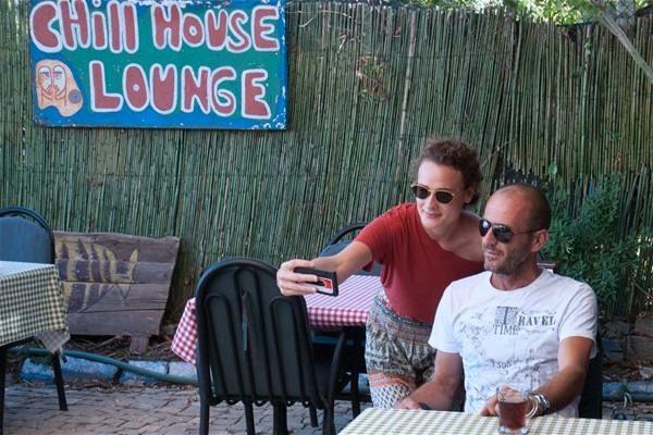 <p>Ünlü oyuncuya benzerliklerinin fark edilmesinin ardından hayatında değişiklikler olmaya başladığını anlatan Yıldırım, yaşadığı mahalle tatil bölgesi olduğu için gelen turistlerin kendisine ilgi gösterdiğini ve Statham'a benzerliğinden dolayı birlikte fotoğraf çektirmek istediğini dile getirdi.</p>
<p> </p>