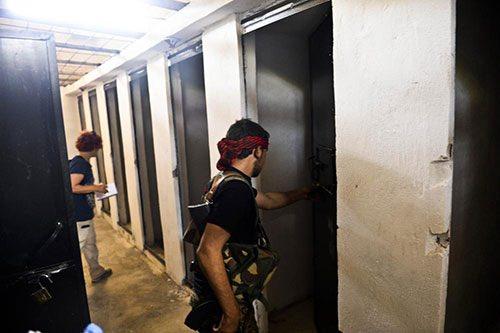 <p>Cezaevinin, IŞİD işgalinden &ouml;nce depo olduğu tahmin ediliyor. IŞİD gelince depoyu hapishaneye &ccedil;evirmiş. Kapıyı a&ccedil;ıp girdiğimizde k&ouml;t&uuml; bir koku yayılıyor.</p>
