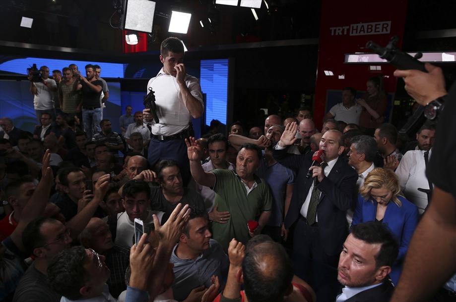 <p>Darbe bildirisinin okunduğu stüdyoya gelen vatandaşlar işgal girişimini sonlandırdı. Darbe girişimi sonrası bildirinin okunduğu stüdyonun ismi "15 Temmuz Millet Stüdyosu" olarak değiştirildi.</p>