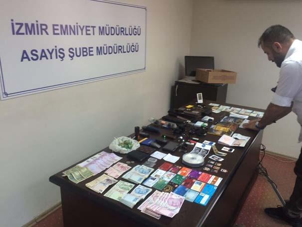 <p>İzmir’in Menderes ilçesinde bir minibüste yakalanana seri cinayet zanlısı Atalay Filiz’in üzerinden kendi kimliği, kendisi ve başkalarının fotoğraflarının bulunduğu dört adet sahte kimlik, üç adet ehliyet belgesi, 14 adet kendi ve başkaları adına faal olan kredi ve banka kartları, iki adet avcı bıçağı, biber gazı ile 25 bin TL’ye denk gelen miktarda para çıktı.</p>
