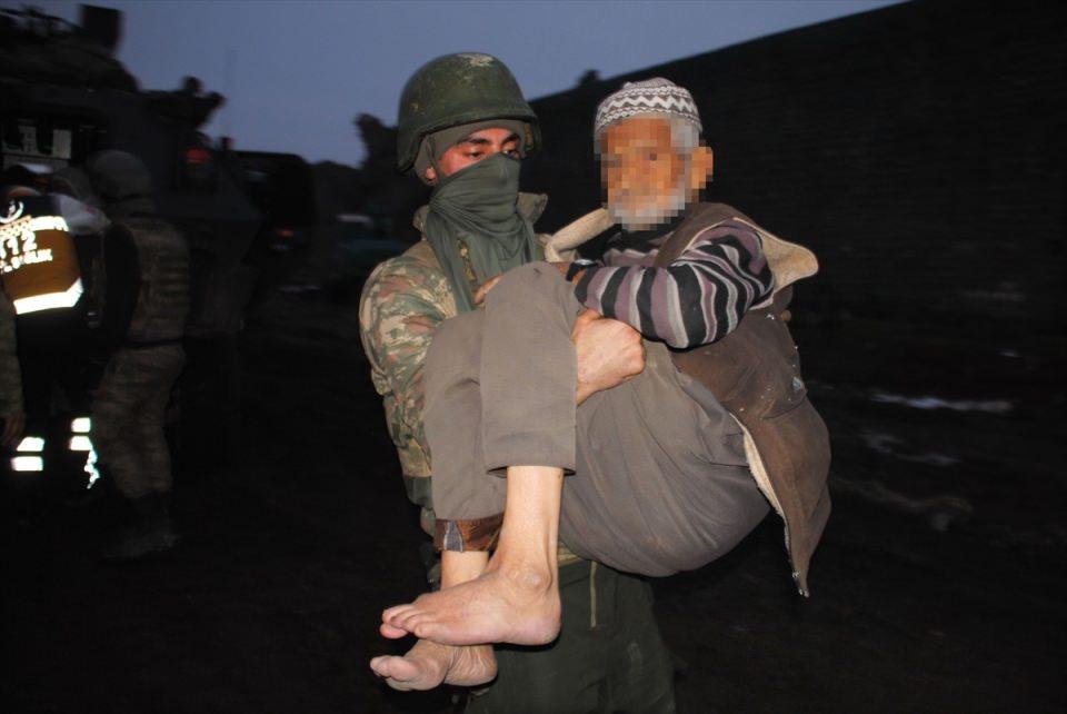 <p>Karı kocayı sırtlarında zırhlı araçlara götüren asker daha sonra araçlarla yaşlıları güvenli bölgeye naklederek ambulanslara teslim etti. Ambulansa alınan yaşlı çift askerin şefkati üzerine ellerini açarak dua etti.</p>
